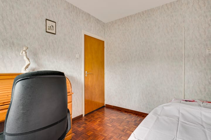 Detached semi-bungalow with renovation potential in quiet Heel neighborhood — 55
