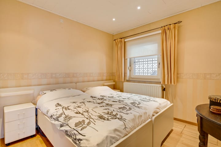 Detached semi-bungalow with renovation potential in quiet Heel neighborhood — 57