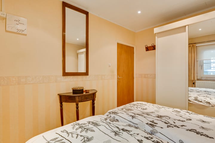 Detached semi-bungalow with renovation potential in quiet Heel neighborhood — 59