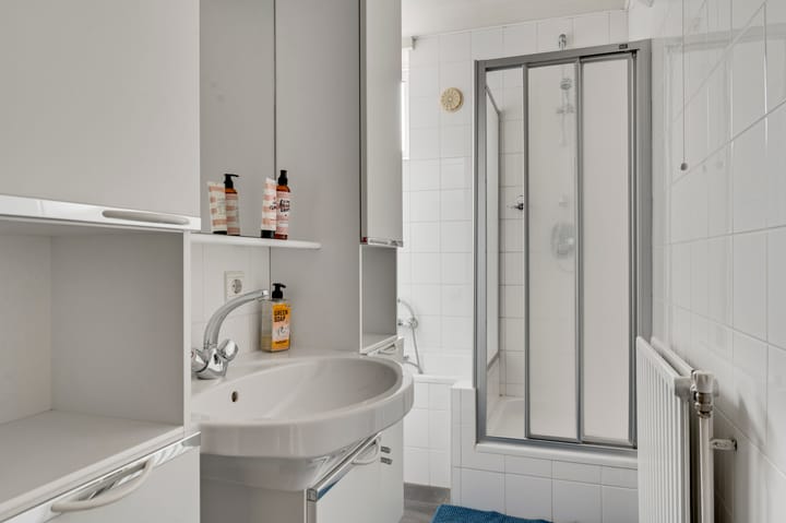 Detached semi-bungalow with renovation potential in quiet Heel neighborhood — 61