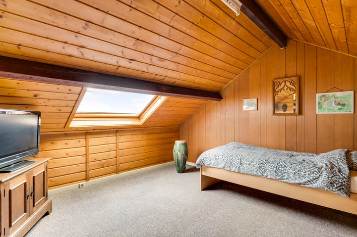 Detached semi-bungalow with renovation potential in quiet Heel neighborhood — 69