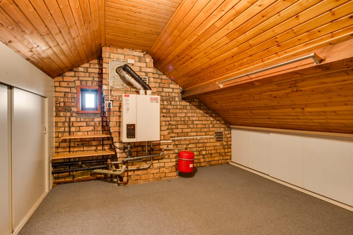Detached semi-bungalow with renovation potential in quiet Heel neighborhood — 73