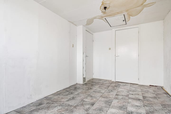 Spacious Apartment in Schiedam Marconibuurt with Renovation Potential — 13