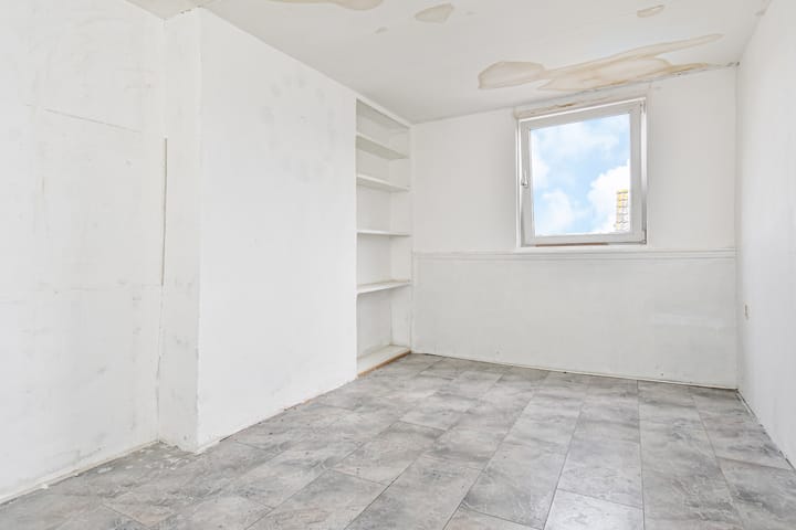 Spacious Apartment in Schiedam Marconibuurt with Renovation Potential — 14