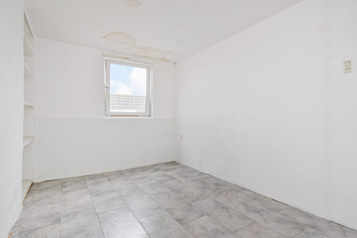 Spacious Apartment in Schiedam Marconibuurt with Renovation Potential — 15