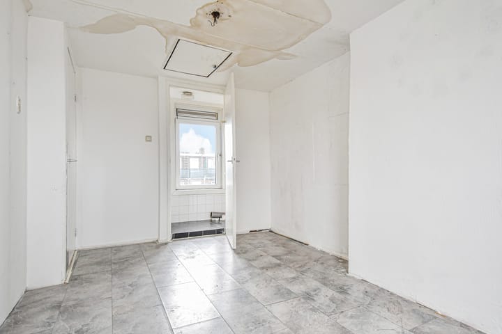 Spacious Apartment in Schiedam Marconibuurt with Renovation Potential — 16