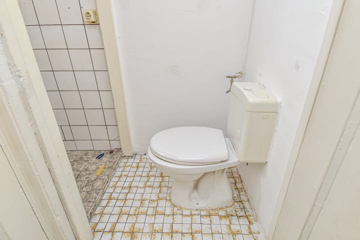 Spacious Apartment in Schiedam Marconibuurt with Renovation Potential — 24