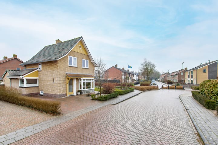 Spacious detached home with open views in Werkendam Burchtpolder — 23