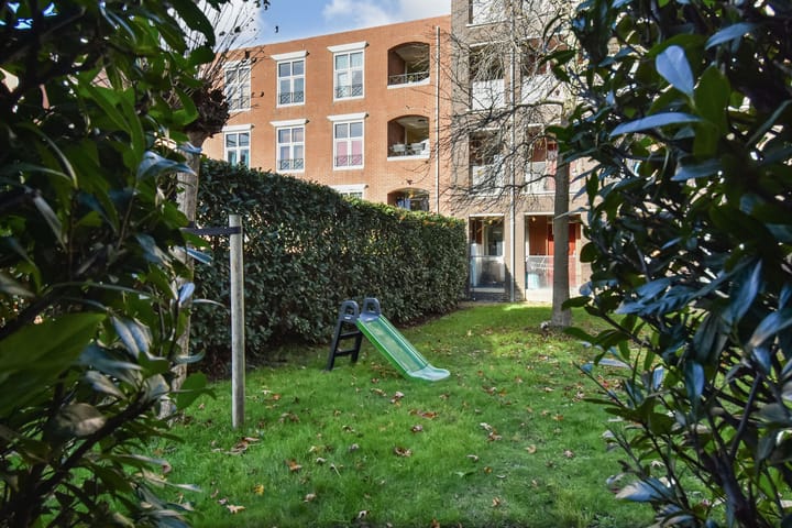 Spacious Modern Townhouse with Private Parking in Huygenspark — 43