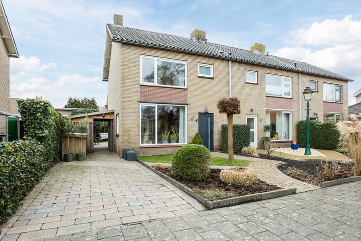 Instapklaar hoekhuis met zonnige op het zuiden gelegen tuin in Westenholte