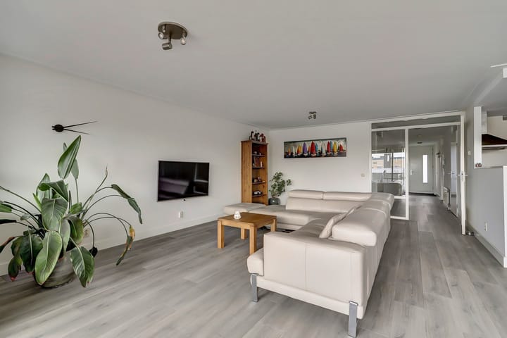 Spacious and Modern 3-Room Apartment with 2 Parking Spaces and Lift — 15