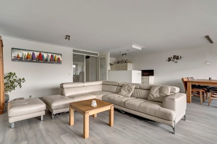 Spacious and Modern 3-Room Apartment with 2 Parking Spaces and Lift — 17