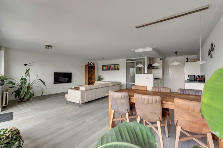 Spacious and Modern 3-Room Apartment with 2 Parking Spaces and Lift — 21