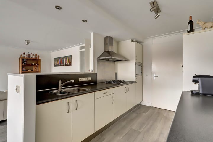 Spacious and Modern 3-Room Apartment with 2 Parking Spaces and Lift — 23