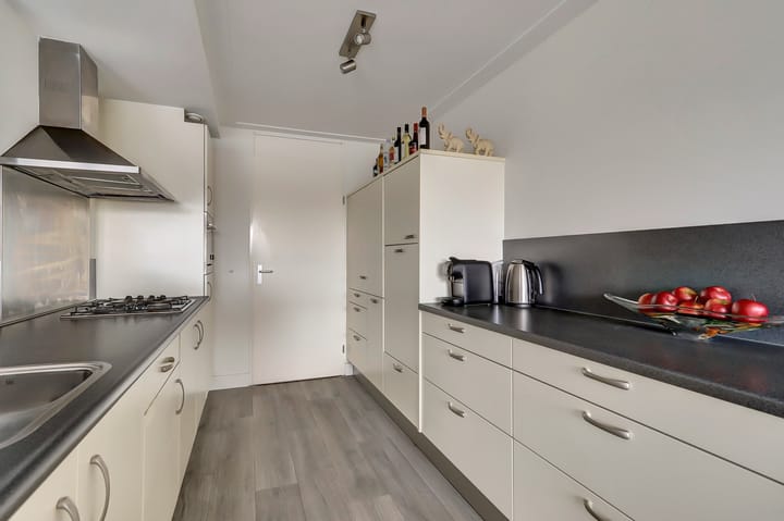 Spacious and Modern 3-Room Apartment with 2 Parking Spaces and Lift — 25