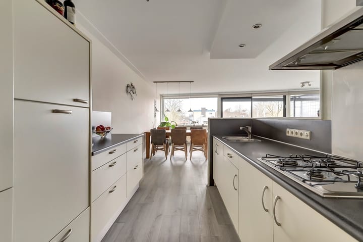Spacious and Modern 3-Room Apartment with 2 Parking Spaces and Lift — 29