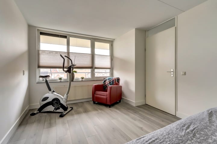 Spacious and Modern 3-Room Apartment with 2 Parking Spaces and Lift — 31