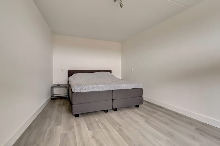 Spacious and Modern 3-Room Apartment with 2 Parking Spaces and Lift — 33