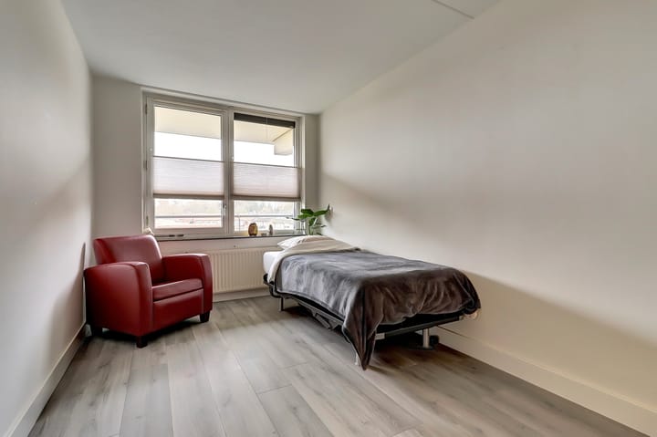 Spacious and Modern 3-Room Apartment with 2 Parking Spaces and Lift — 35