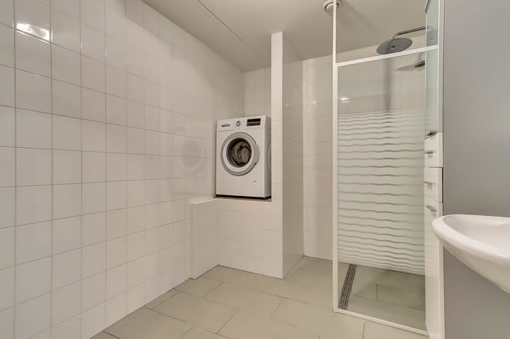 Spacious and Modern 3-Room Apartment with 2 Parking Spaces and Lift — 39