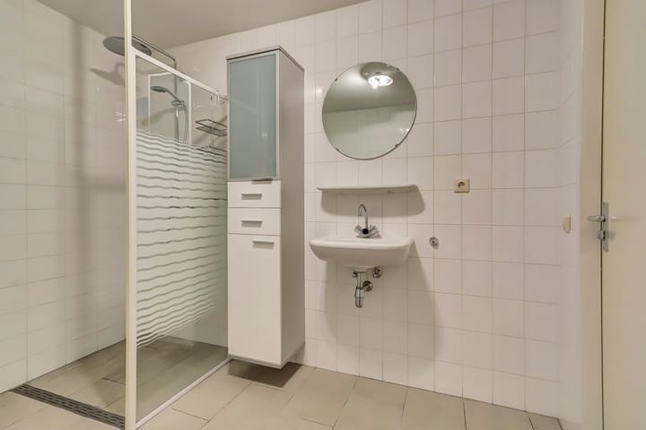 Spacious and Modern 3-Room Apartment with 2 Parking Spaces and Lift — 41