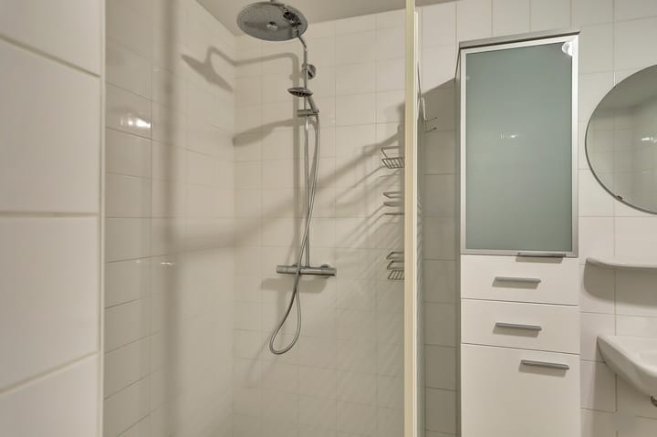 Spacious and Modern 3-Room Apartment with 2 Parking Spaces and Lift — 43