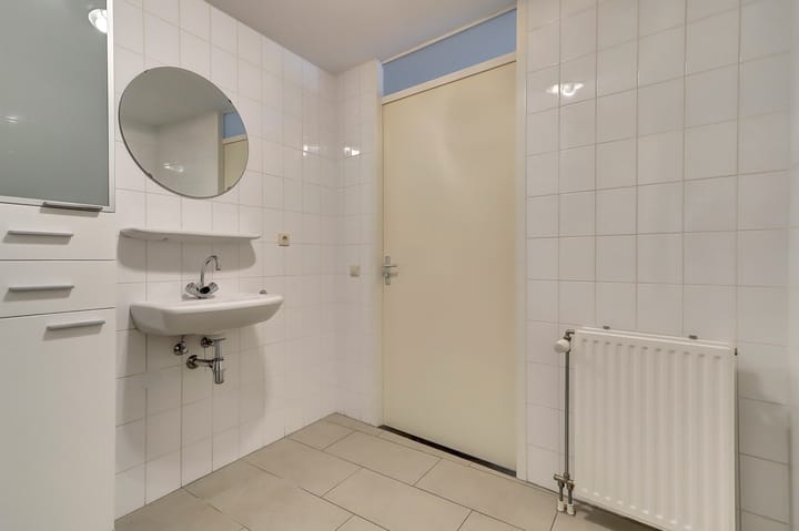 Spacious and Modern 3-Room Apartment with 2 Parking Spaces and Lift — 45