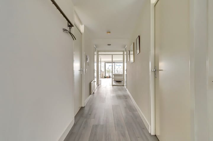 Spacious and Modern 3-Room Apartment with 2 Parking Spaces and Lift — 49