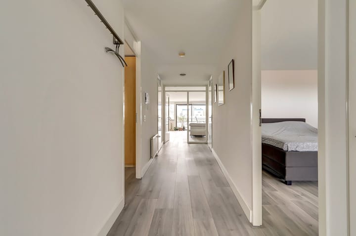 Spacious and Modern 3-Room Apartment with 2 Parking Spaces and Lift — 51