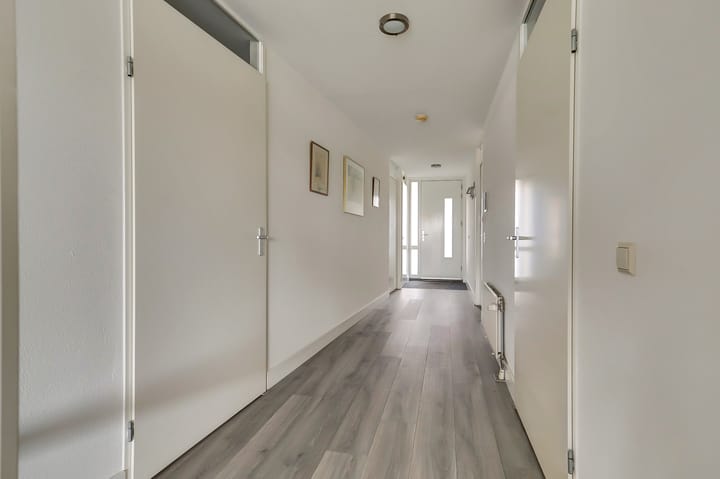 Spacious and Modern 3-Room Apartment with 2 Parking Spaces and Lift — 53