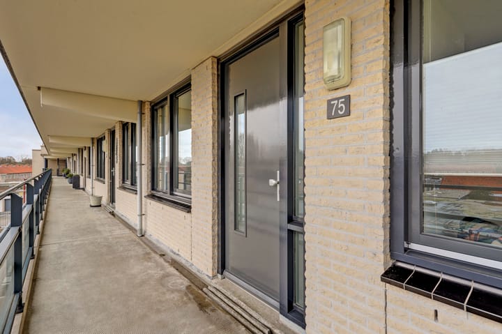 Spacious and Modern 3-Room Apartment with 2 Parking Spaces and Lift — 55