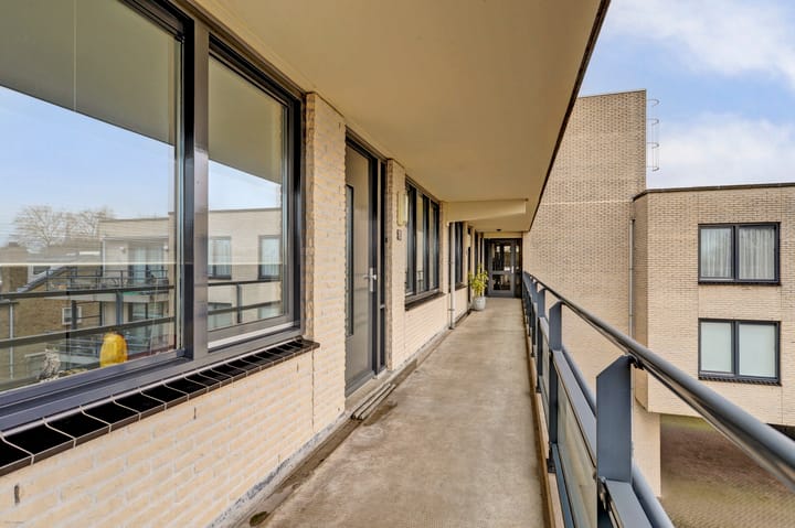 Spacious and Modern 3-Room Apartment with 2 Parking Spaces and Lift — 57