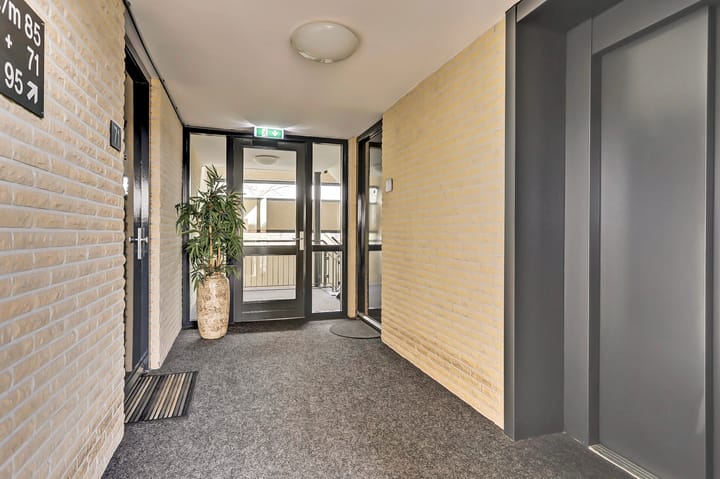 Spacious and Modern 3-Room Apartment with 2 Parking Spaces and Lift — 59