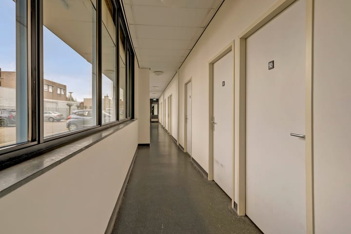 Spacious and Modern 3-Room Apartment with 2 Parking Spaces and Lift — 65