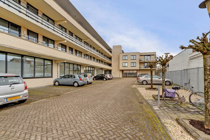Spacious and Modern 3-Room Apartment with 2 Parking Spaces and Lift — 67