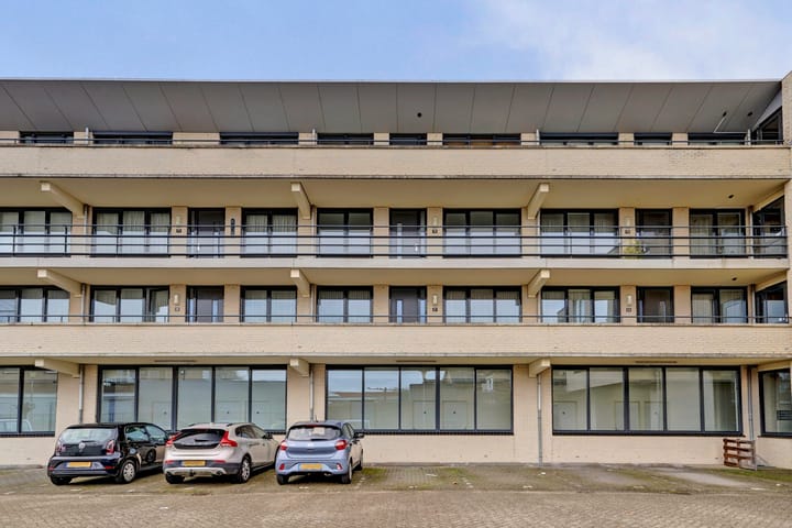 Spacious and Modern 3-Room Apartment with 2 Parking Spaces and Lift — 69