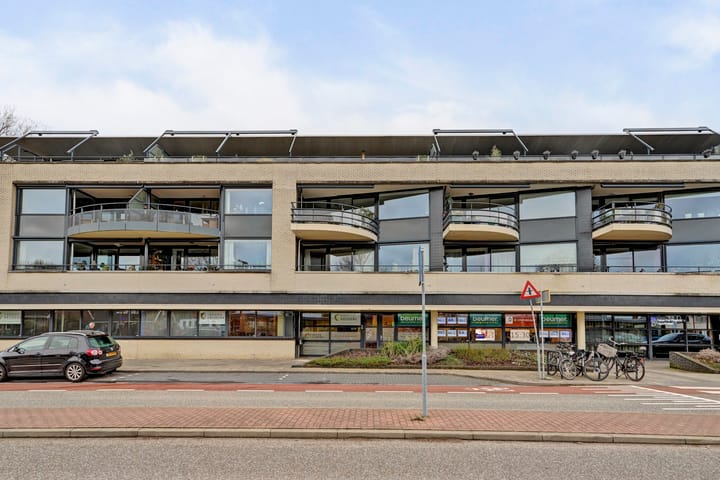 Spacious and Modern 3-Room Apartment with 2 Parking Spaces and Lift — 73