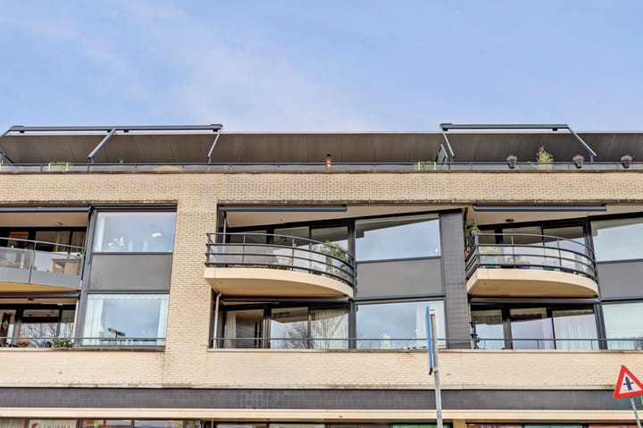 Spacious and Modern 3-Room Apartment with 2 Parking Spaces and Lift — 75