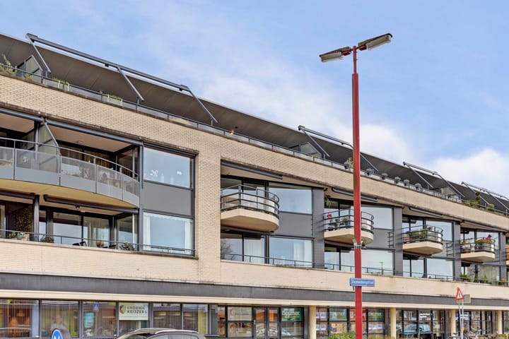 Spacious and Modern 3-Room Apartment with 2 Parking Spaces and Lift — 77