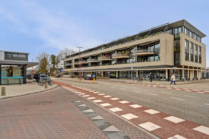 Spacious and Modern 3-Room Apartment with 2 Parking Spaces and Lift — 79
