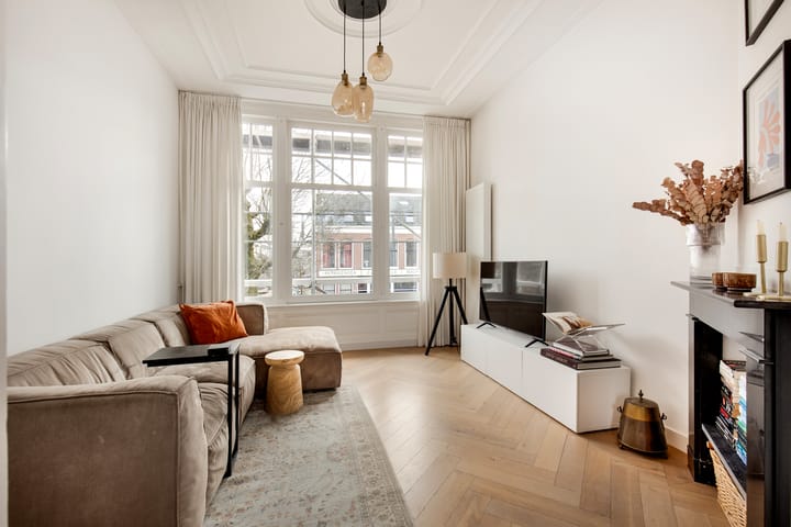 Spacious Upper Apartment with Water Views Near Haarlem Center — 15
