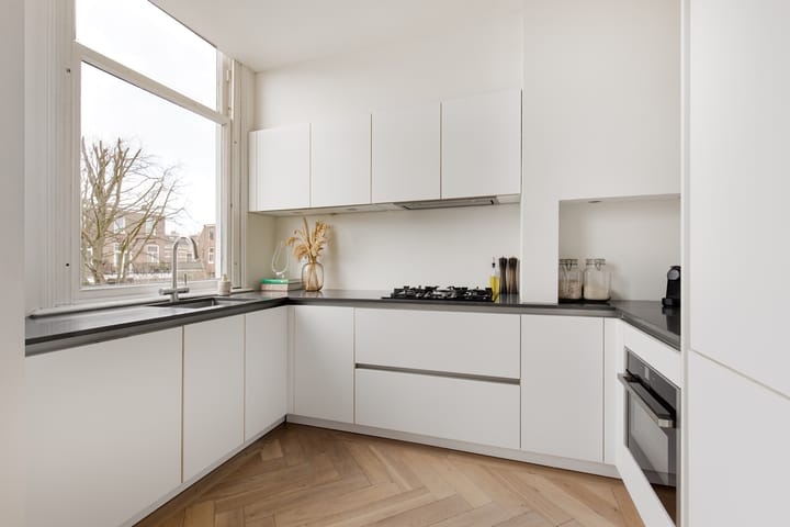 Spacious Upper Apartment with Water Views Near Haarlem Center — 26