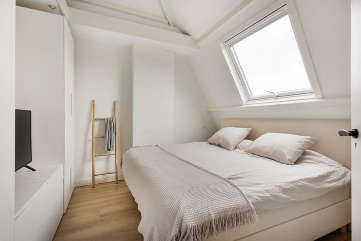 Spacious Upper Apartment with Water Views Near Haarlem Center — 34