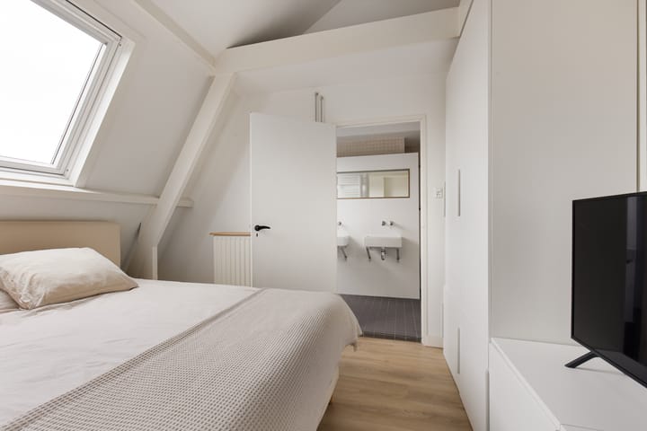 Spacious Upper Apartment with Water Views Near Haarlem Center — 36