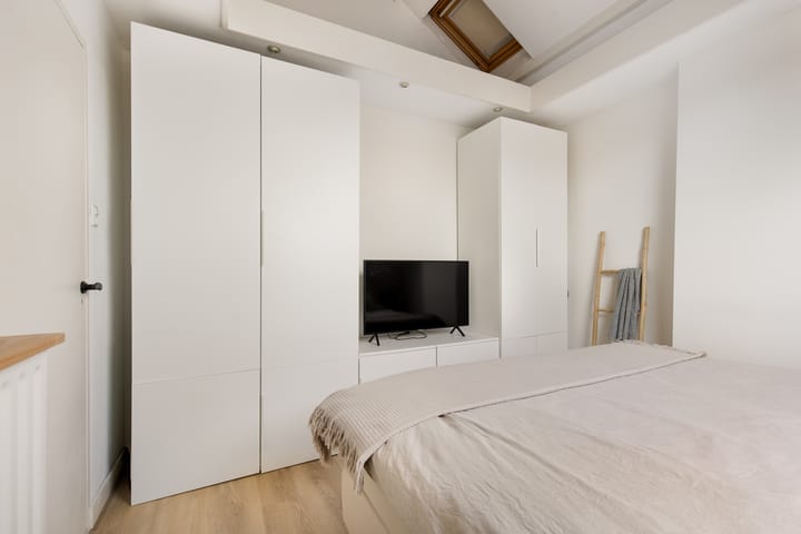 Spacious Upper Apartment with Water Views Near Haarlem Center — 38