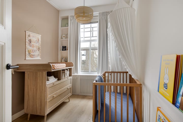 Spacious Upper Apartment with Water Views Near Haarlem Center — 46