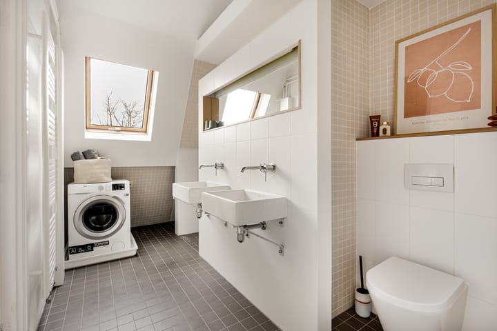 Spacious Upper Apartment with Water Views Near Haarlem Center — 48