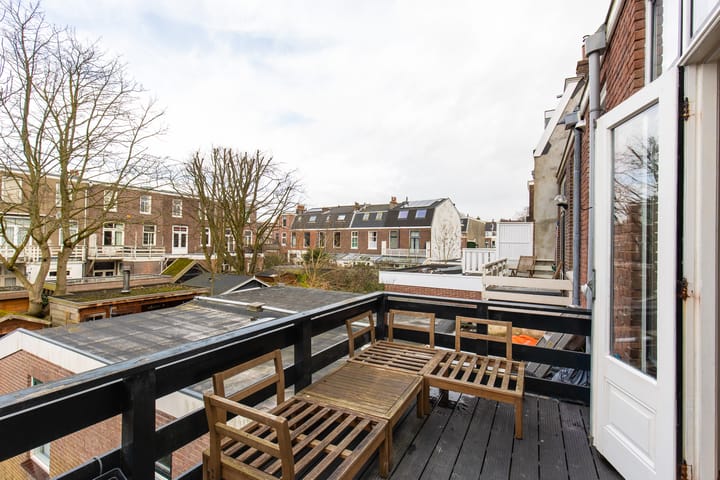 Spacious Upper Apartment with Water Views Near Haarlem Center — 54