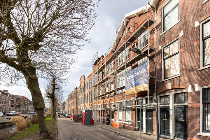 Spacious Upper Apartment with Water Views Near Haarlem Center — 56