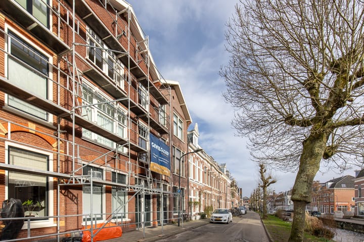 Spacious Upper Apartment with Water Views Near Haarlem Center — 58